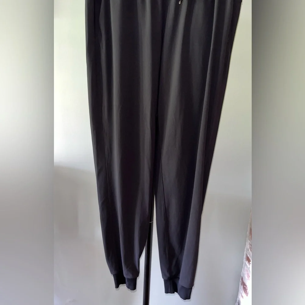 Lululemon On the Fly Jogger *Luxtreme Black | size 6